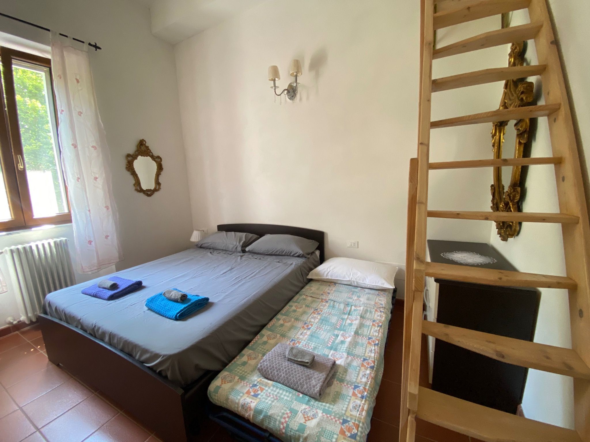 Furnished room with a double bed and an additional single bed