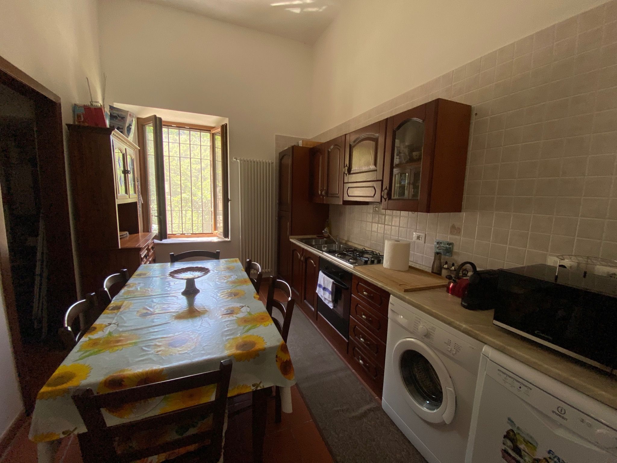 Equipped kitchen with dining table